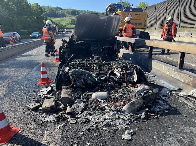 Zunzgen BL/ Autobahn A2: Fahrzeugbrand erfordert Feuerwehreinsatz