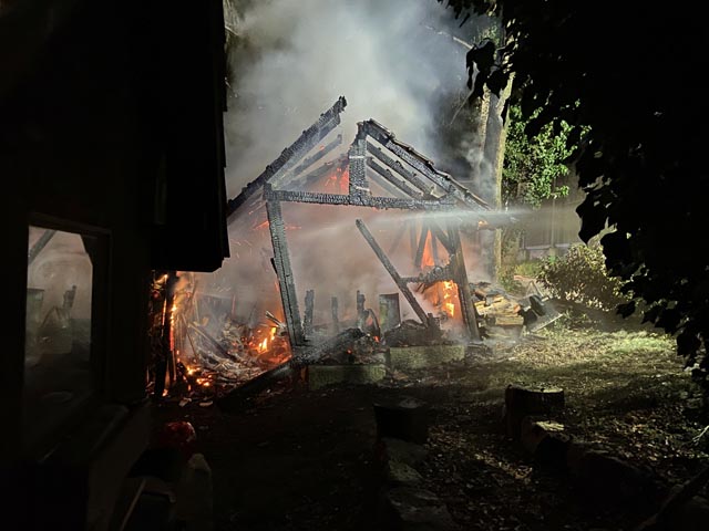 Der Gartenschopf brannte völlig nieder. Foto: Kantonspolizei