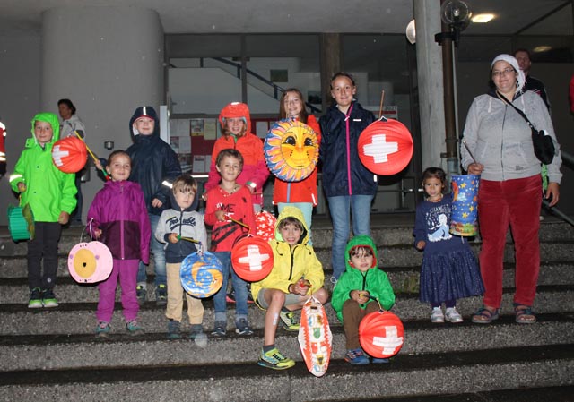 Die Kinder mit ihren Lampions trotzten dem Regen. Foto: Sonja Fasler Hübner