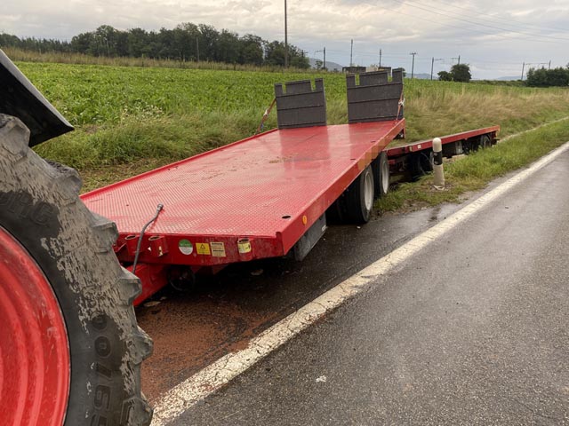 Der Fahrer des Traktors wurde bei dem Selbstunfall leicht verletzt, es entstand hoher Sachschaden. Foto: Polizei