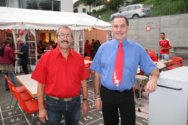 Jean-Pierre Binkert, links, hatte Tony Schmid zur Bundesfeier nach Zuzgen eingeladen. Foto: Peter Schütz