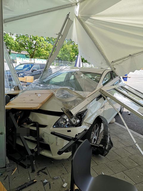 Während einer Lernfahrt landete die Lenkerin dieses Pkw unfreiwillig in einer Gartenwirtschaft Foto: Polizei