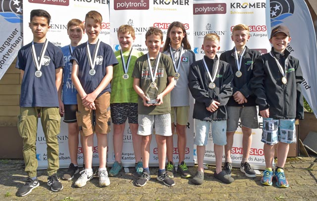 Die besten U15-Teams: (von links) SV Gansingen mit Kevin Zumsteg, Leo Staudacher und Luca Moser, SV Oberkulm mit Mike Hunziker, Joshua Hunziker und Joshua Sommerhalder, FSG Buttwil-Geltwil mit Nico Moser, Levin Moser und Louis Meier Foto: wr