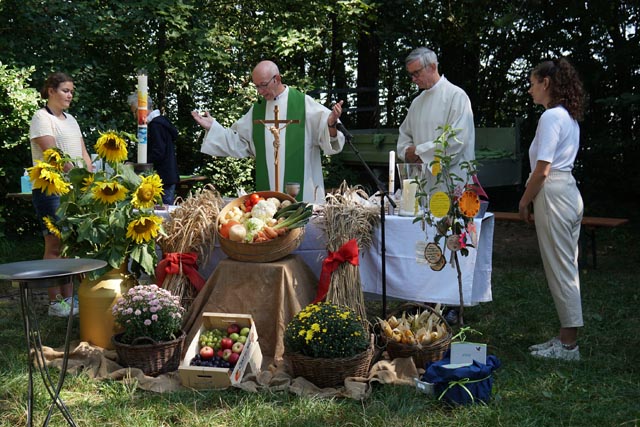 Pfarrer Christian Edringer stellte das Teilen in den Mittelpunkt des Erntedankfestes auf der Mumpfer Fluh. Foto: zVg