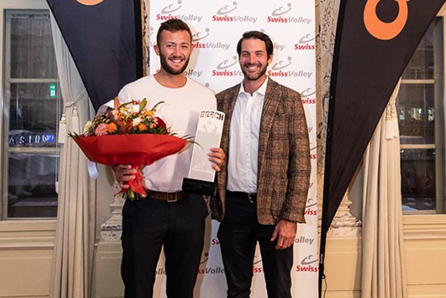 Leo Dillier (.l) nimmt die Auszeichnung von Sebastian Beck in Empfang. Foto: Emanuel Stotzer