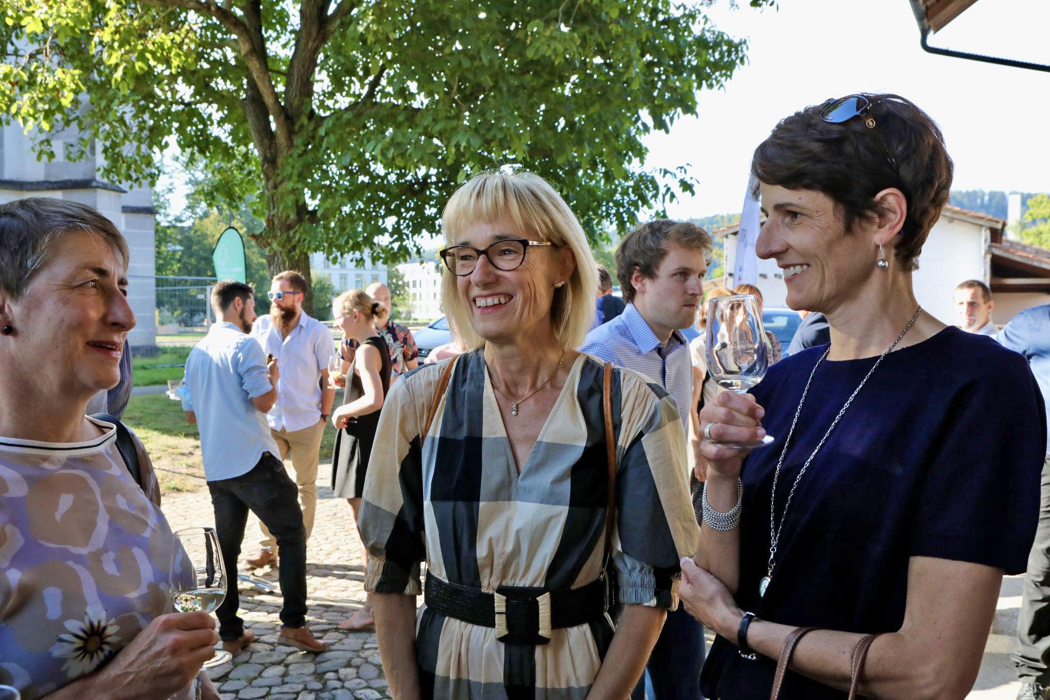 ationalrätin Ruth Humbel (Mitte) geniesst das Fest. Foto: zVg