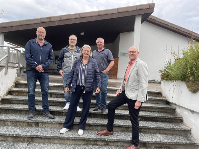 Hintere Reihe von links: Marc Stahel, Christoph Schreiber, Hans-Peter Degen; vordere Reihe Vizeammann Eliana Ryf Schmid, Gemeindeammann Felix Wendelspiess. Foto: zVg