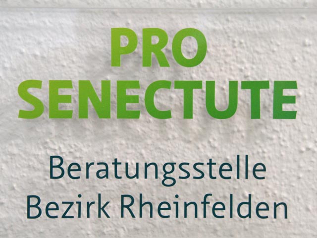 Die Tafel am Eingang der Beratungsstelle Bezirk Rheinfelden. Foto: Peter Schütz