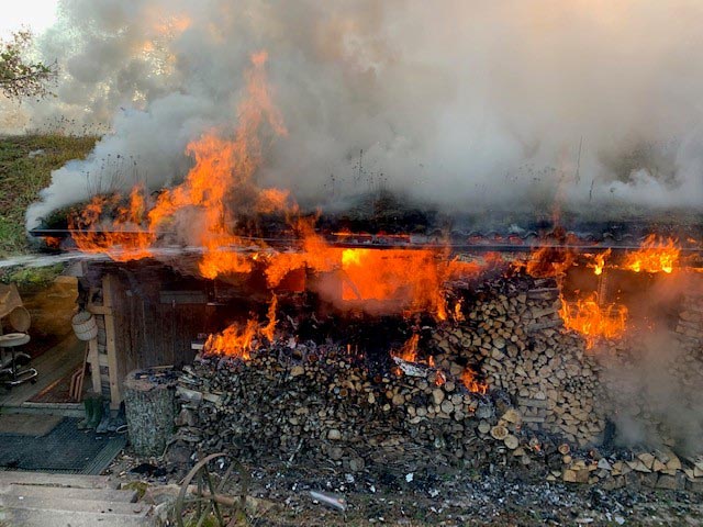 In Oberlunkhofen ging ein Wochenendhaus in Flammen auf. Foto: Polizei AG