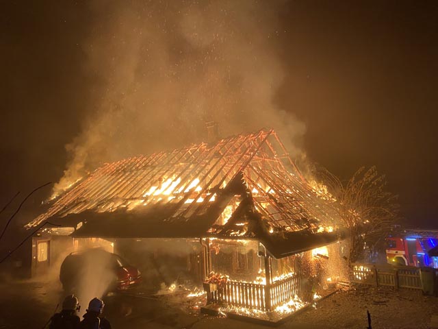 Das ehemalige Bauernhaus in Vordemwald wurde ein Raub der Flammen. Foto: Polizei AG 