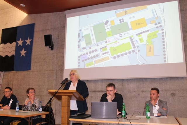 OK-Präsidentin Anita Kym präsentierte an der ersten Ausstellerversammlung unter anderem den Situationsplan der Möga 2022. Foto: Sonja Fasler Hübner