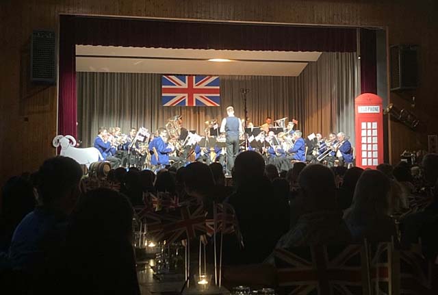 Beim Jahreskonzert der MG Wölflinswil-Oberhof war das Motto «Very British» allgegenwärtig. Foto: zVg