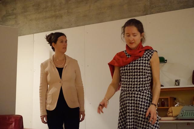 Petra Sonder, links, und Katharina Theurer spielen im neuen Theaterstück in der Kultschüür.  Foto: Peter Schütz