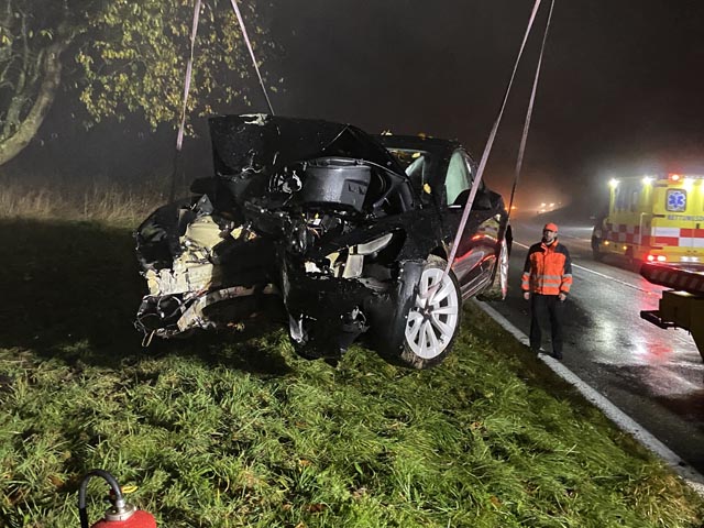 Der völlig demolierte Tesla. Foto: Polizei AG