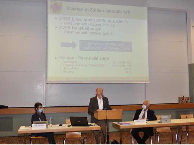 Gemeindeammann Arpad Major (Mitte) stellt die Gastgebergemeinde Kaisten vor; links: Geschäftsführerin Judith Arpagaus; rechts: Präsident Christian Fricker. Foto: Jörg Wägli