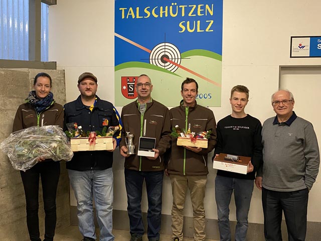 Yvonne Merkofer, Ruwen Bähler, Hanspeter Schraner, Pascal Weiss, Etienne Frey, René Herrmann (Vizepräsident Schynbergverband) (von links). Foto: zVg