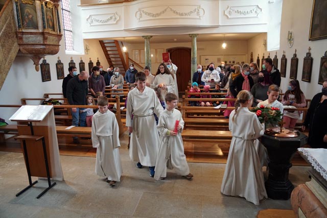 Einzug der Ministranten mit dem Adventskranz. Foto: zVg