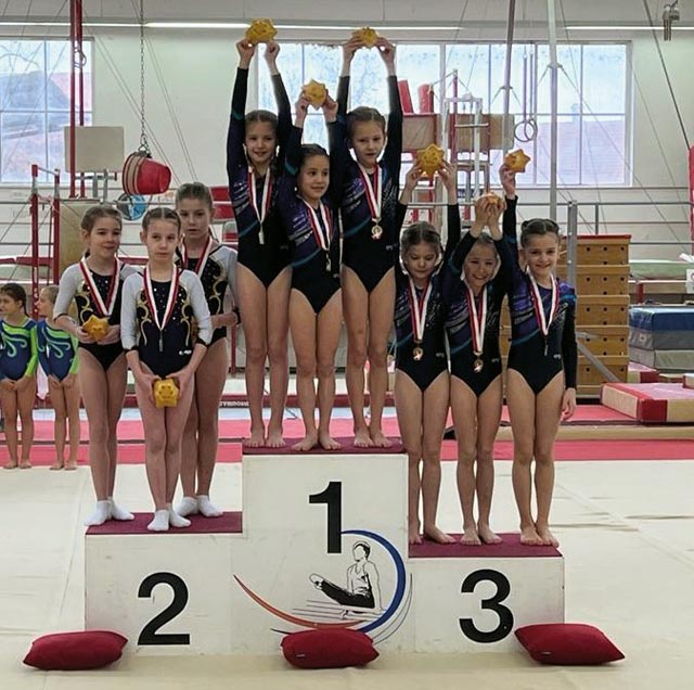 P1-Podest: Enya Keller, Celestine Rios und Josipa Zrakic bei der Siegerehrung. Foto: Bettina Zaugg