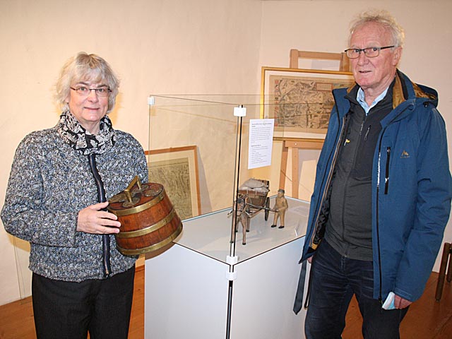 Ariane Dannacher, Vizepräsidentin (mit Salzgefäss), und Hannes Burger, Präsident Museumsverein Schiff. Foto: Peter Schütz