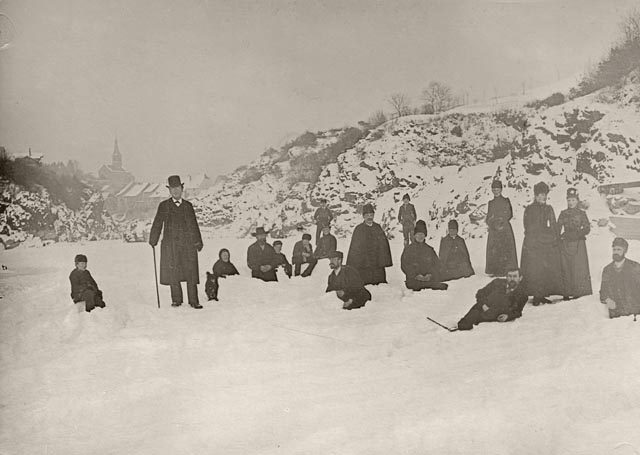 Kalte Zeiten: Treibeisgewölbe im Februar 1891. Der stehende Herr links ist der 1890 gewählte Stadtpfarrer Hermann Müller von Grosslaufenburg. Während der strengen Kälte im Winter 1891 erliess er einen Aufruf zum Spenden von Liebesgaben an die frierenden italienischen Bauarbeiter.  Foto: zVg/Stadtarchiv Laufenburg Bd.