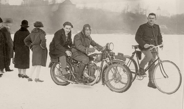 Motorradfahrer Ernst Maier und Grenzwächter Carolo Müller, im Februar 1929, als der Rhein zugefroren war. Foto: Leoni Laufenburg (zVg/Museum Schiff)