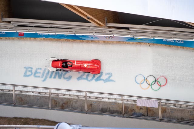 In der Bobbahn von Peking gilt es, vier perfekte Läufe runterzubringen, um eventuell auf dem Podest zu landen. Foto: Michael Kuonen