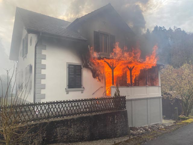 Warum das Feuer in dem Wohnhaus ausbrach, ist noch unkler. Foto: Polizei