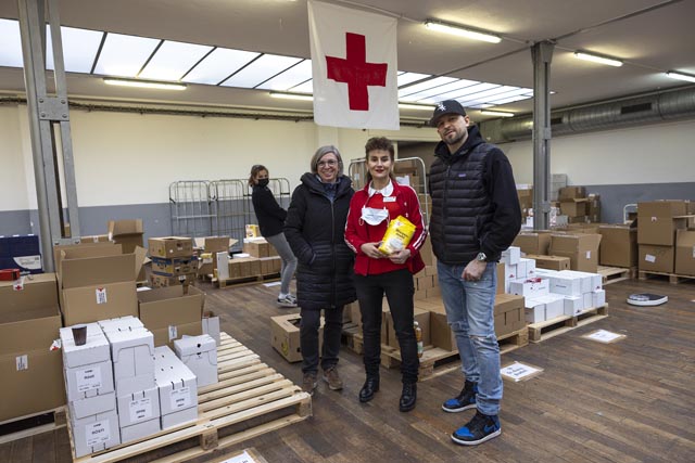 Die Waren sind sortiert, die Kisten sind gepackt. Marie-Helen Roniger, Leiterin Rotkreuz-Regionalstelle Fricktal, Regula Kiechle, Geschäftsführerin SRK Kanton Aargau, Andres Andrekson alias Stress. Foto: zVg