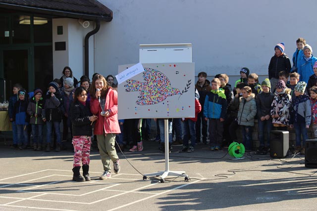 Zwei Schülerinnen versteigerten das Bild mit der Friedenstaube. Foto: Dieter Deiss