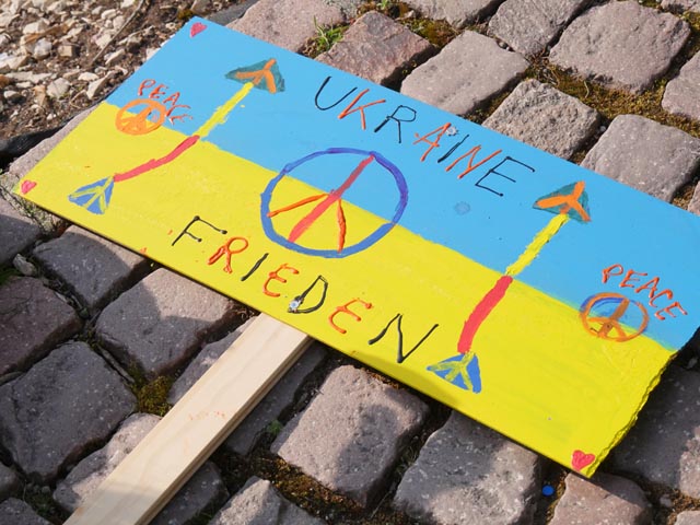 Nach dem Ende der Kundgebung bleibt die Hoffnung, dass nicht schon alles zu spät ist für den Frieden auf der Welt. Foto: Jörn Kerckhoff