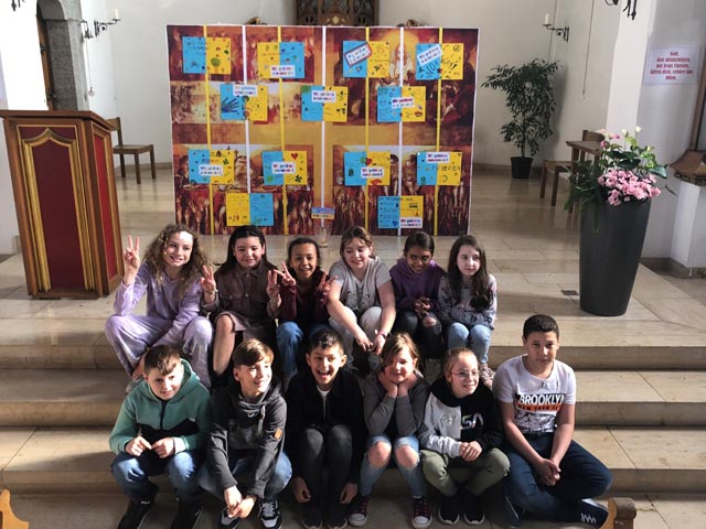 Die Erstkommunionkinder vor ihrem Altarbild. Foto: zVg