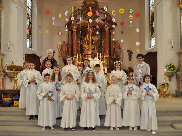14 Kinder aus drei Pfarreien feierten Erstkommunion. Foto: Christoph Strässle