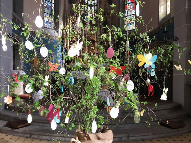 Der Osterbaum in der röm.-kath. Kirche Zuzgen. Foto: zVg