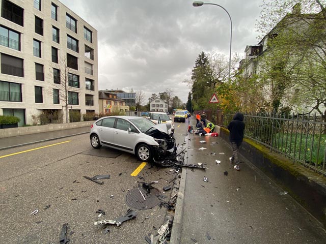 Glücklicherweise befanden sich zum Unfallzeitpunkt keine Personen auf dem Trottoir. Foto: Polizei AG