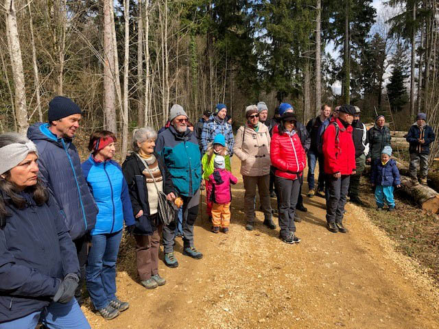 47 Personen waren der Einladung zur sehr informativen Waldbereisung gefolgt; Schwerpunktthea war die HolzschnitzelproduktionFoto: zVg