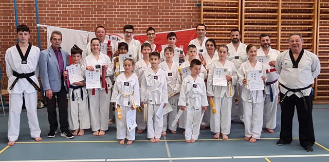 Stolze Prüflinge und zufriedener Trainer. Foto: zVg