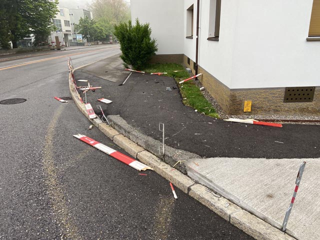 Betrunken Baustelleneinrichtungen gerammt.Foto: Polizei AG