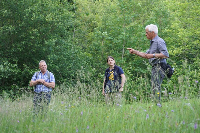 Es informieren Alt-Förster Werner Habermacher, Eva Frei, Biologin, Thomas Winter, Oekologe und David Jaeggi, Geologe (nicht im Bild). Foto: Hans Böller