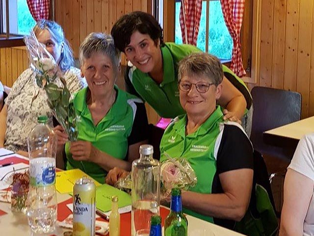 Jubilarinnen: Marianne Hürbin und Elsbeth Schmid erhalten eine Rose überreicht durch Monika Wendelspiess. Foto: zVg