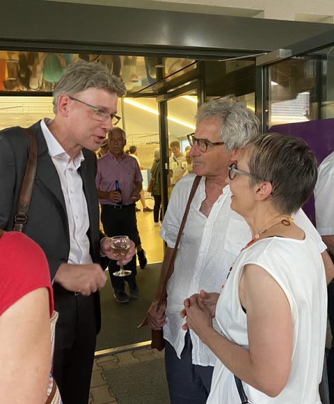 Die Grossratspräsidentin im Gespräch mit Dieter Egli, Regierungsrat und Parteikollege (links) und dem Gipf-Oberfricker Schauspieler und Autor Kaspar Lüscher. Foto: Sonja Fasler