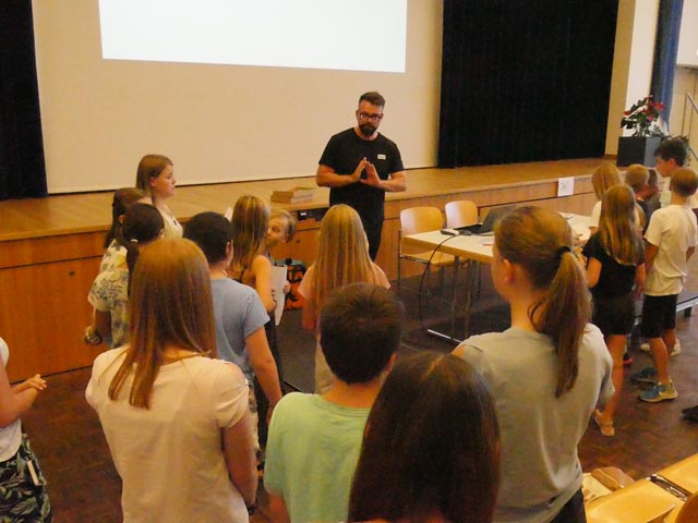 Digital Manager Manuel Thomas erzählte den Mädchen und Jungs etwas über neue Berufe, die durch die digitale Welt entstanden sind. Foto: Jörn Kerckhoff 