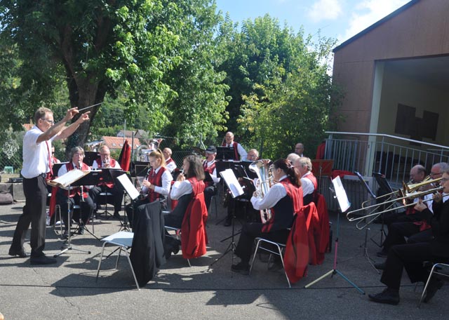 Umrahmt wurde der Schulstartgottesdienst von der Musikgesellschaft Hornussen. Foto: Franz Wülser