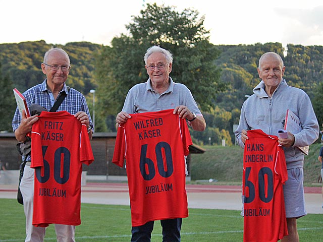 Fritz Käser, Wilfried Käser und Hans Wunderlin (v.l.n.r.) durften für ihre Vereinstreue ein Trikot in Empfang nehmen. Es fehlt Peter Wunderlin. Foto: zVg