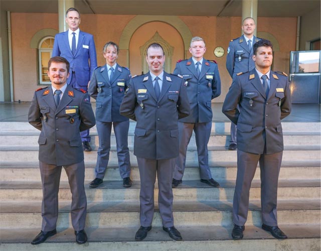 Militärdirektor Jean-Pierre Gallati und Oberstlt Patrick Koller, Kreiskommandant des Kantons Aargau mit den neu brevetierten Offizieren aus der Region Fricktal. Foto: Roland Wey