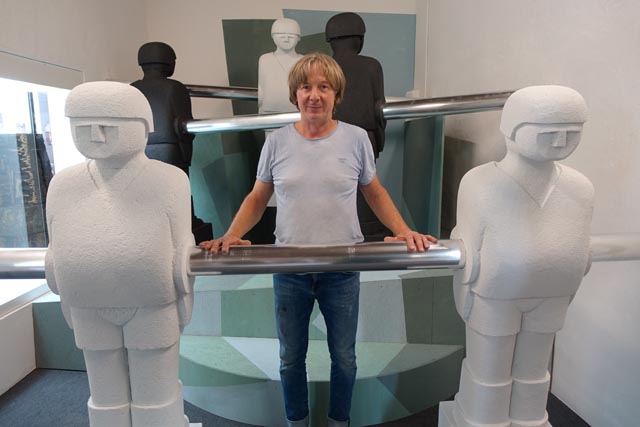 Daniel Waldner inmitten seiner grossen Arbeit Endspiel im Rehmann-Museum in Laufenburg. Foto: Peter Schütz