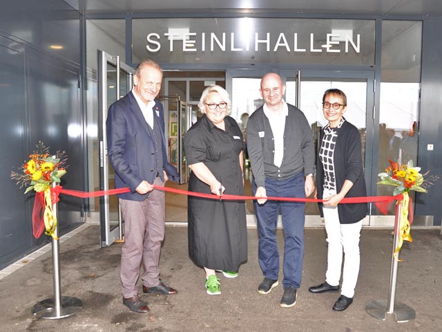 Das Band ist durchschnitten – die Möga 2022 eröffnet; von links: Gemeindeammann Markus Fäs, OK-Präsidentin Anita Kym, Sponsoren-Vertreter Patrick Heilmann und Grossratspräsidentin Elisabeth Burgener Brogli. Foto: Jörg Wägli