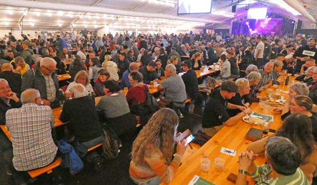 Bis auf den letzten Platz besetztes Gastrozelt am Samstagabend. Foto: Jörg Wägli
