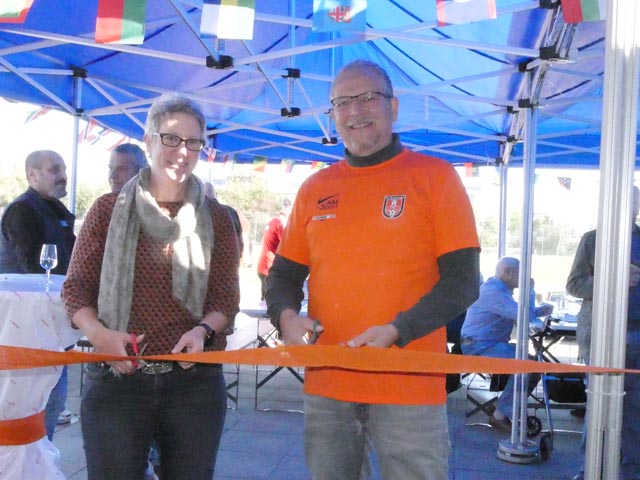 Françoise Moser und Angelo Borserini schnitten das Band zur Eröffnung des provisorischen Vereinsheims des FC Kaiseraugst durch. Foto: Jörn Kerckhoff