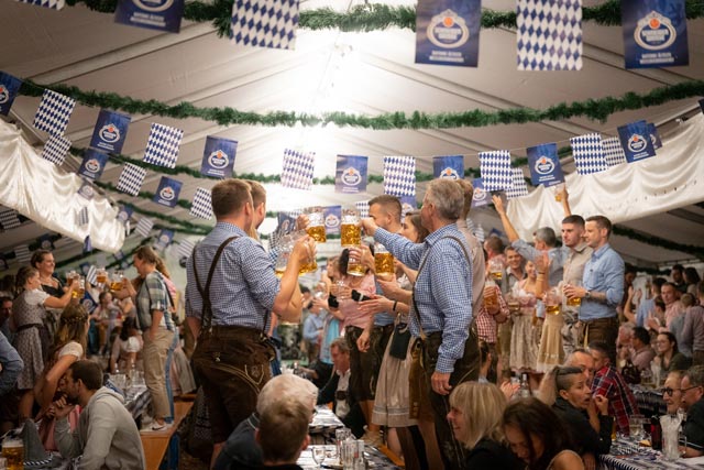 Volles Zelt und ausgelassene Stimmung an der Wallbacher Wiesn. Foto: zVg
