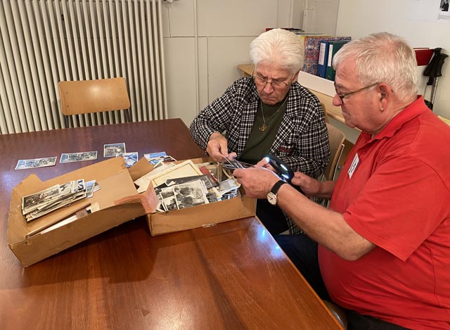 «Weisch no? Kensch die no?» – Kuko-Präsident Urs Bürgi kramt zusammen mit einer Besucherin in der Fotokiste. Foto: Sonja Fasler